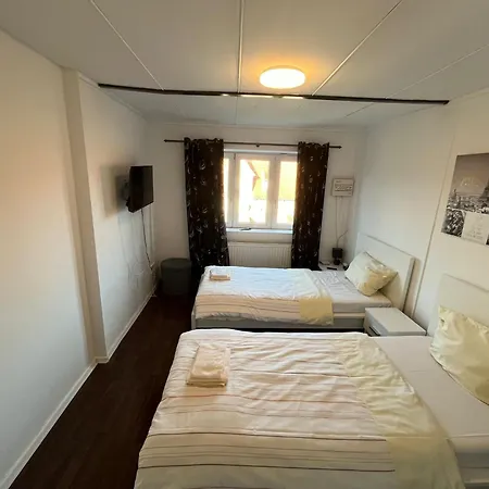 Daire Geraeumige 2-zimmer Monteurunterkunft Mit Garten Und Ueberdachter Terrasse *