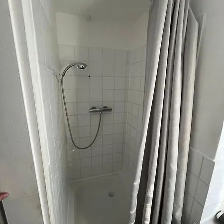 Geraeumige 2-zimmer Monteurunterkunft Mit Garten Und Ueberdachter Terrasse Daire Kiel