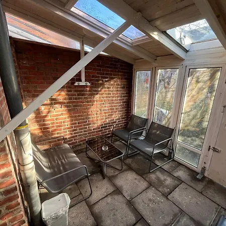 Geraeumige 2-zimmer Monteurunterkunft Mit Garten Und Ueberdachter Terrasse Kiel